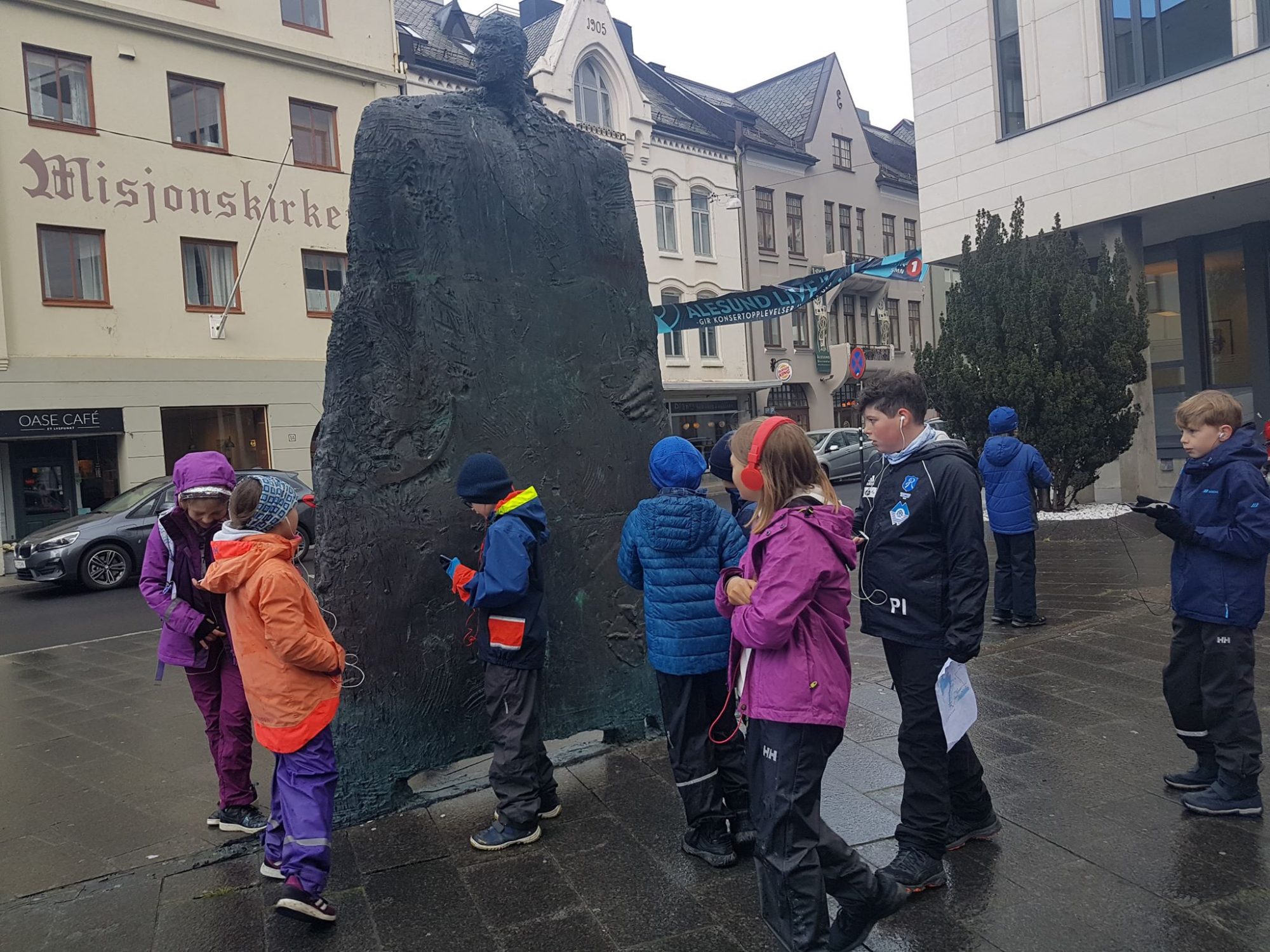 Mot-Havet-barn-statue-historie-Alesund