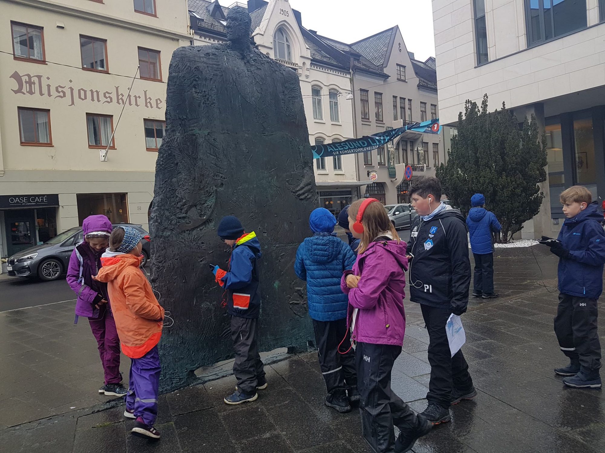 Mot-Havet-barn-statue-historie-Alesund