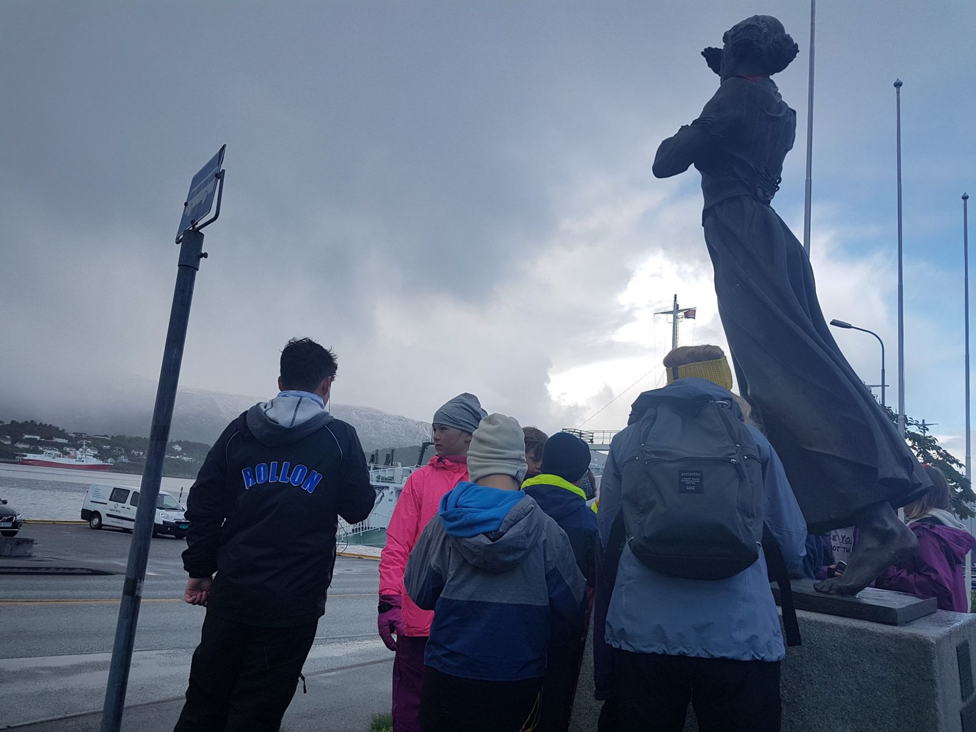 Mot-Havet-barn-statue-historie-Alesund