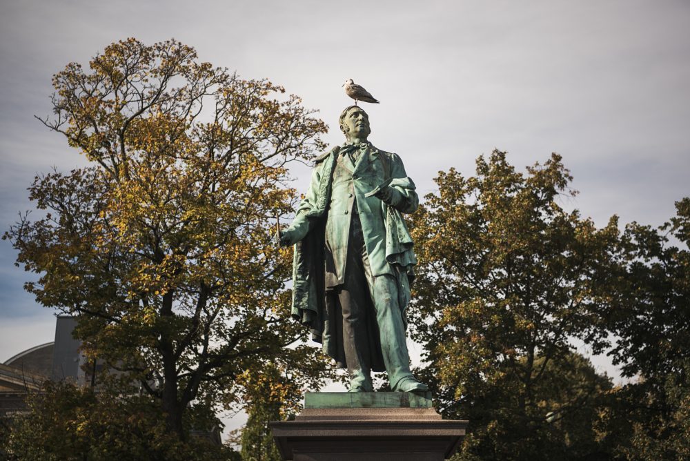 Billedhugger_Brynjulf_Bergsliens_statue_av_Henrik_Wergeland_i_Spikersuppa_Voice_Of_Norway_Lydguide_Reiseguide_Turistguide_Audioguide_Oslo
