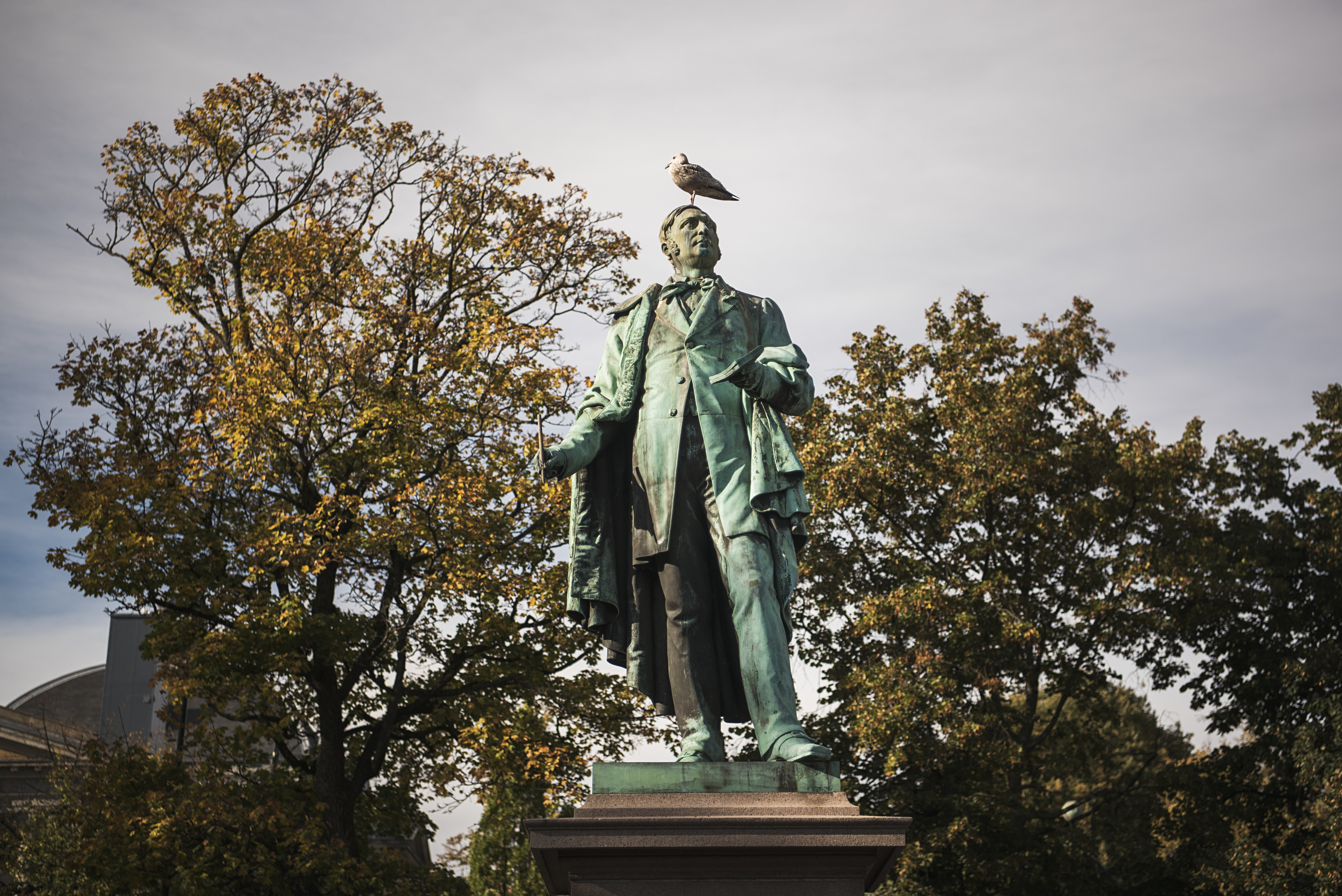 Billedhugger_Brynjulf_Bergsliens_statue_av_Henrik_Wergeland_i_Spikersuppa_Voice_Of_Norway_Lydguide_Reiseguide_Turistguide_Audioguide_Oslo