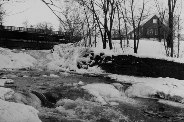 Akerselva ved Beyerbrua. Hønse-Lovisas hus. Februar 1985