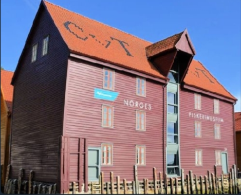 Norges Fiskerimuseum i en historisk trebygning ved sjøen.