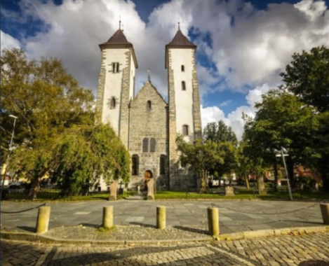 Den historiske Mariakirken omgitt av en fredelig kirkegård i Bergen.