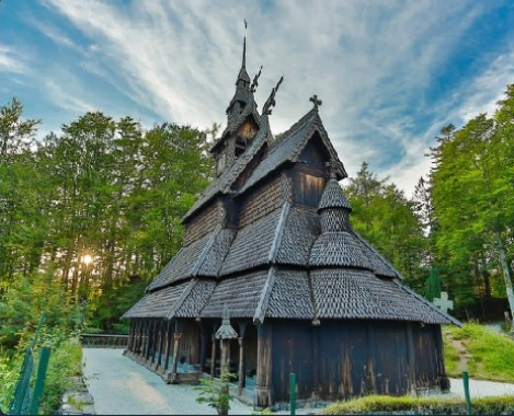 Fantoft Stavkirke, en historisk replika kirke, omgitt av skog.