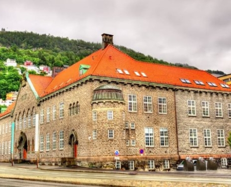 Bergen Offentlige Bibliotek, en storslått bygning med neoklassisk arkitektur.