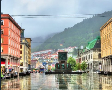 Torgallmenningen-Bergen-Norge-historiske-bygninger-Ludvig-Holberg-monumentet.