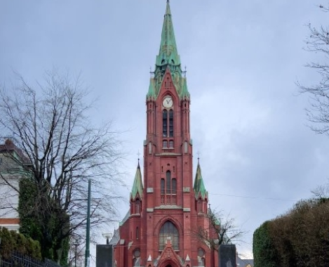 Johanneskirken-Bergen-Norge-neo-gotisk-rød-teglstein-kirke.