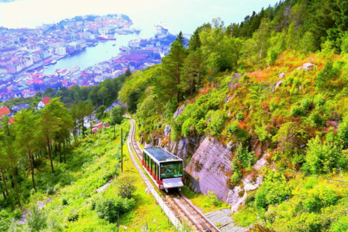 Fløybanen taubane stiger oppover fjellsiden over Bergen.