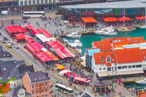 Fisketorget i Bergen med forskjellige typer fersk sjømat på utstilling.