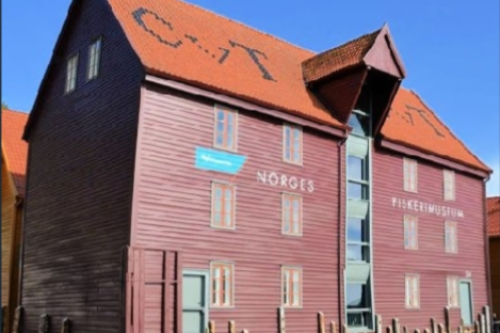 Norges Fiskerimuseum i en historisk trebygning ved sjøen.