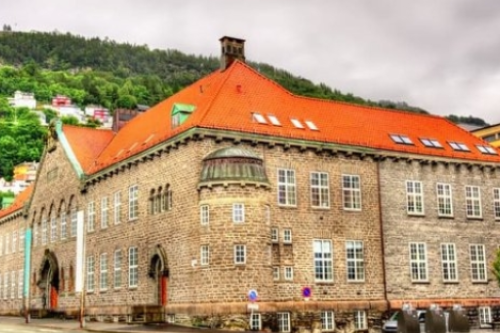 Bergen Offentlige Bibliotek, en storslått bygning med neoklassisk arkitektur.