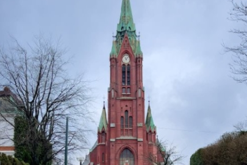 Johanneskirken-Bergen-Norge-neo-gotisk-rød-teglstein-kirke.