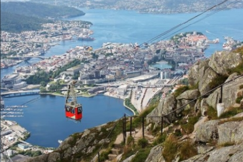 Ulriksbanen-taubane-Bergen-Norge-Ulriken-fjell-gondol-utsikt