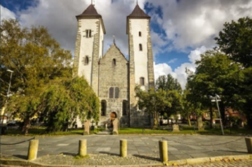 Den historiske Mariakirken omgitt av en fredelig kirkegård i Bergen.