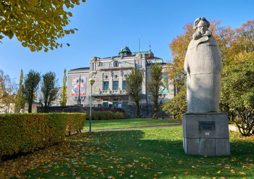 Henrik Ibsen er en av verdens mest kjente dramatikere, og denne statuen er en hyllest til hans litterære bidrag.