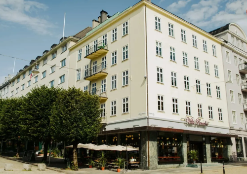 Kong Olav Vs plass i Bergen, et åpent, urbant område flankert av historiske bygninger.