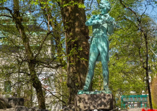 Statuen av Ole Bull, står i Bergen, Norge. Denne bronsestatuen fremstiller Bull i full høyde, hans venstre hånd hviler på en fiolin og bue, og hans høyre arm er strukket ut i en dramatisk gest, som om han er fanget midt i en lidenskapelig forestilling.