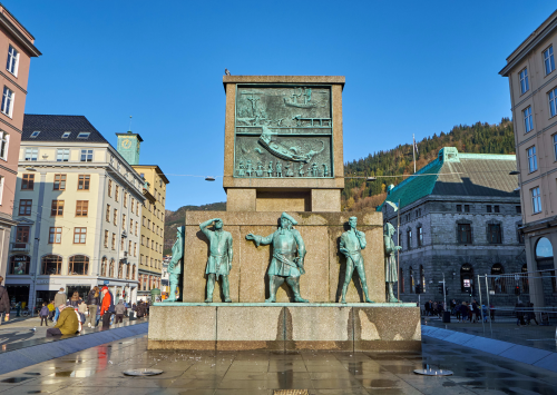 Sjømannsmonumentet-Bergen-skulptur-sjømann-rudder-bølger