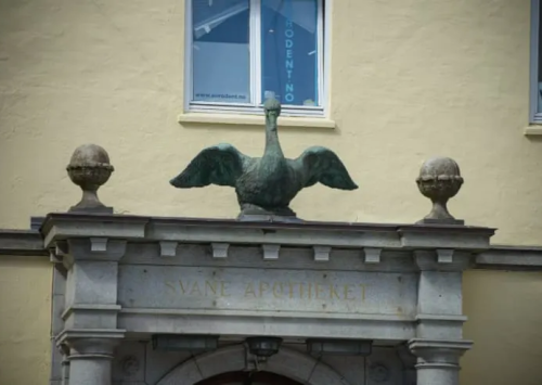 Svaneapoteket-Bergen-Norges-første-apotek-historisk-bygning-svane-skilt