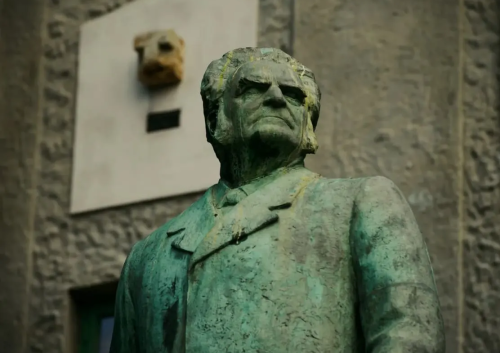 Bronsestatue-Henrik-Ibsen-Bergen-stokk-bok